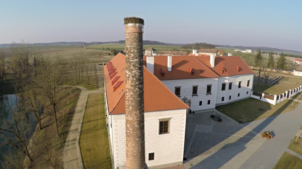 Letecký pohled na zámek Valeč po rekonstrukci